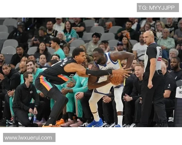 马刺与雷霆激战正酣NBA赛场精彩瞬间回顾与分析